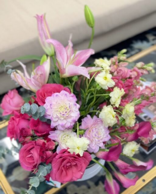 Some of our incredible students came together with a thoughtful idea to surprise Kim with a stunning floral arrangement as a thank you for connecting them to a recent project… and it turned out absolutely perfect. ✨💐

@farah_and_flowers carefully selected and arranged every bloom by hand. Her talent is truly remarkable, and we’re so lucky to have her as one of our amazing HSID Dallas students! 💖